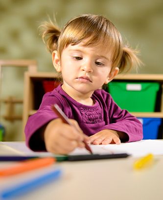Centro Infantil Tajinaste niña escribiendo
